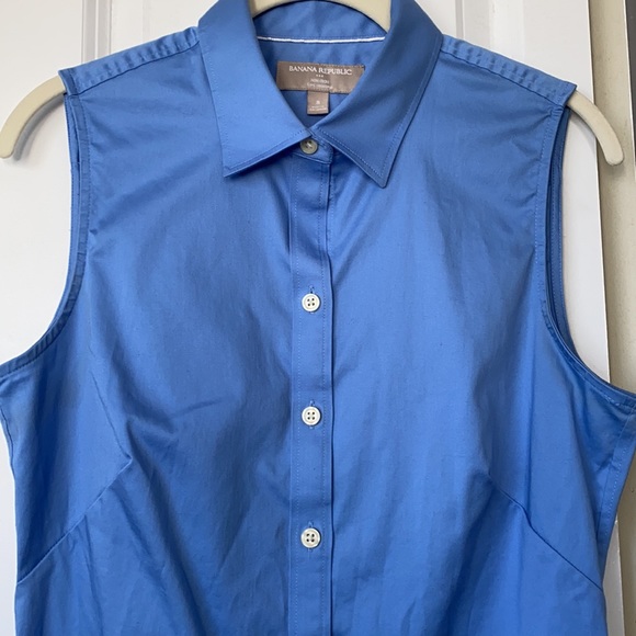 Banana Republic sleeveless button-up cotton shirt in blue, size 8. - Picture 3 of 8
